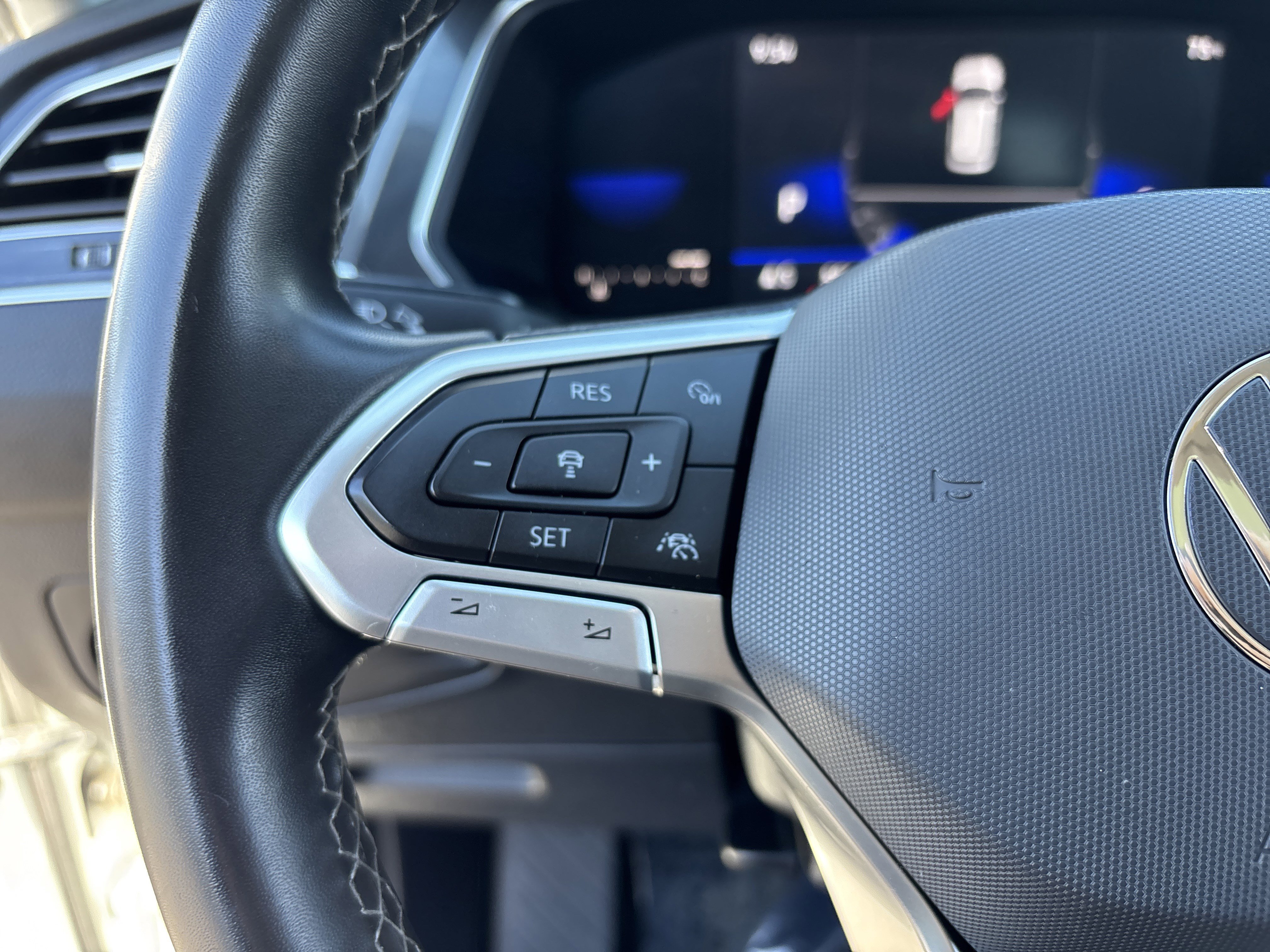 Used 2022 Volkswagen Tiguan SE w/ Panoramic Sunroof Package image 27