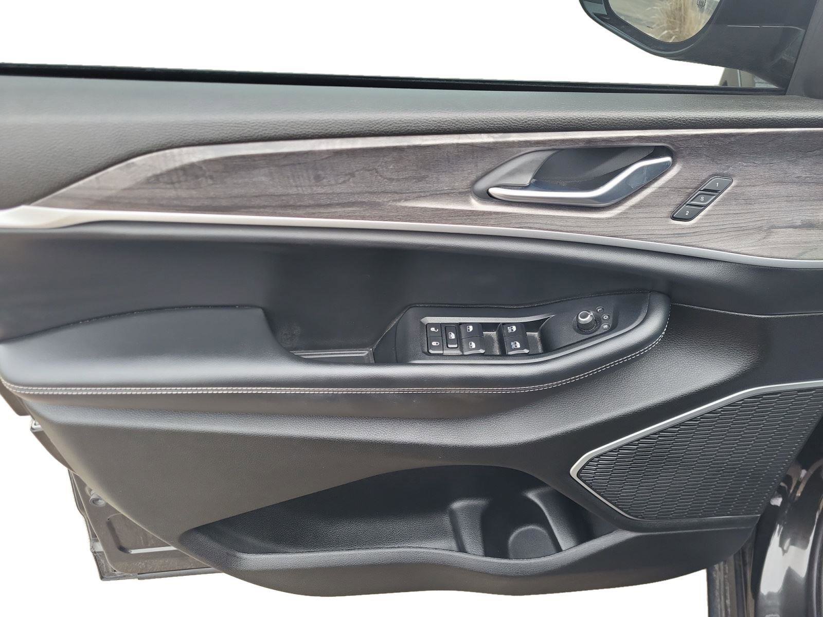 Used 2022 Jeep Grand Cherokee L Limited image 9