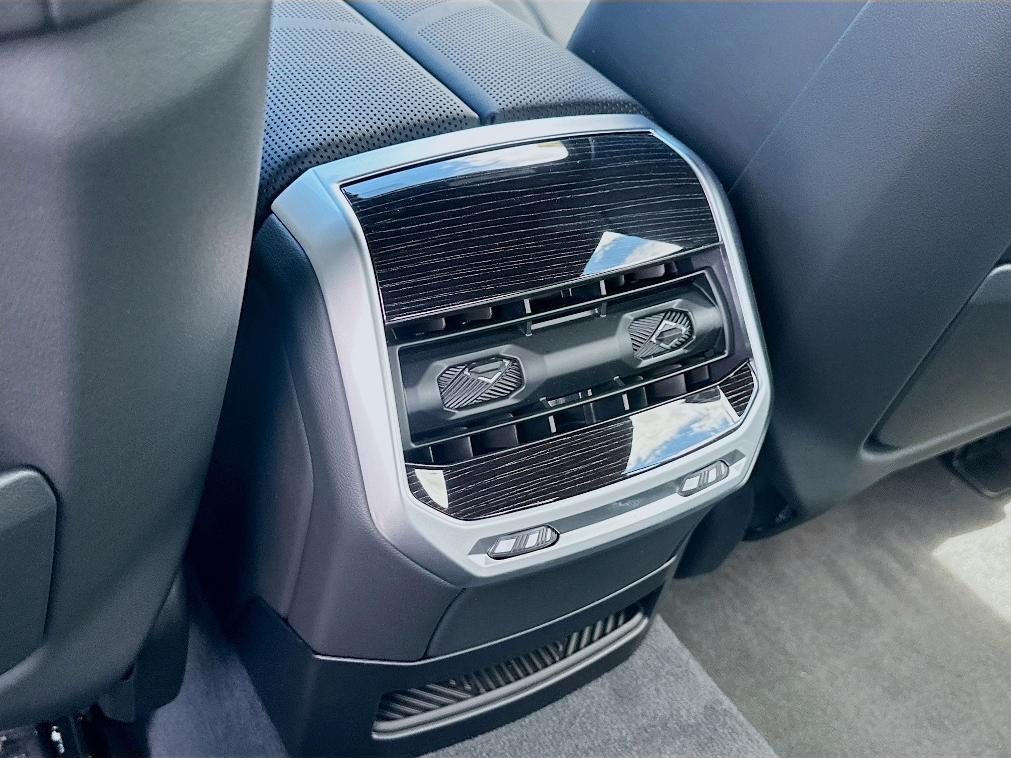 New 2026 BMW 750e xDrive w/ Executive Package image 20