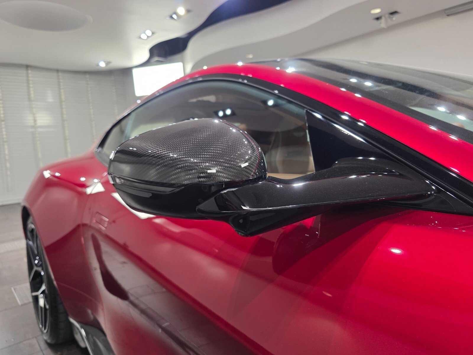 Used 2025 Aston Martin Vanquish RWD image 28