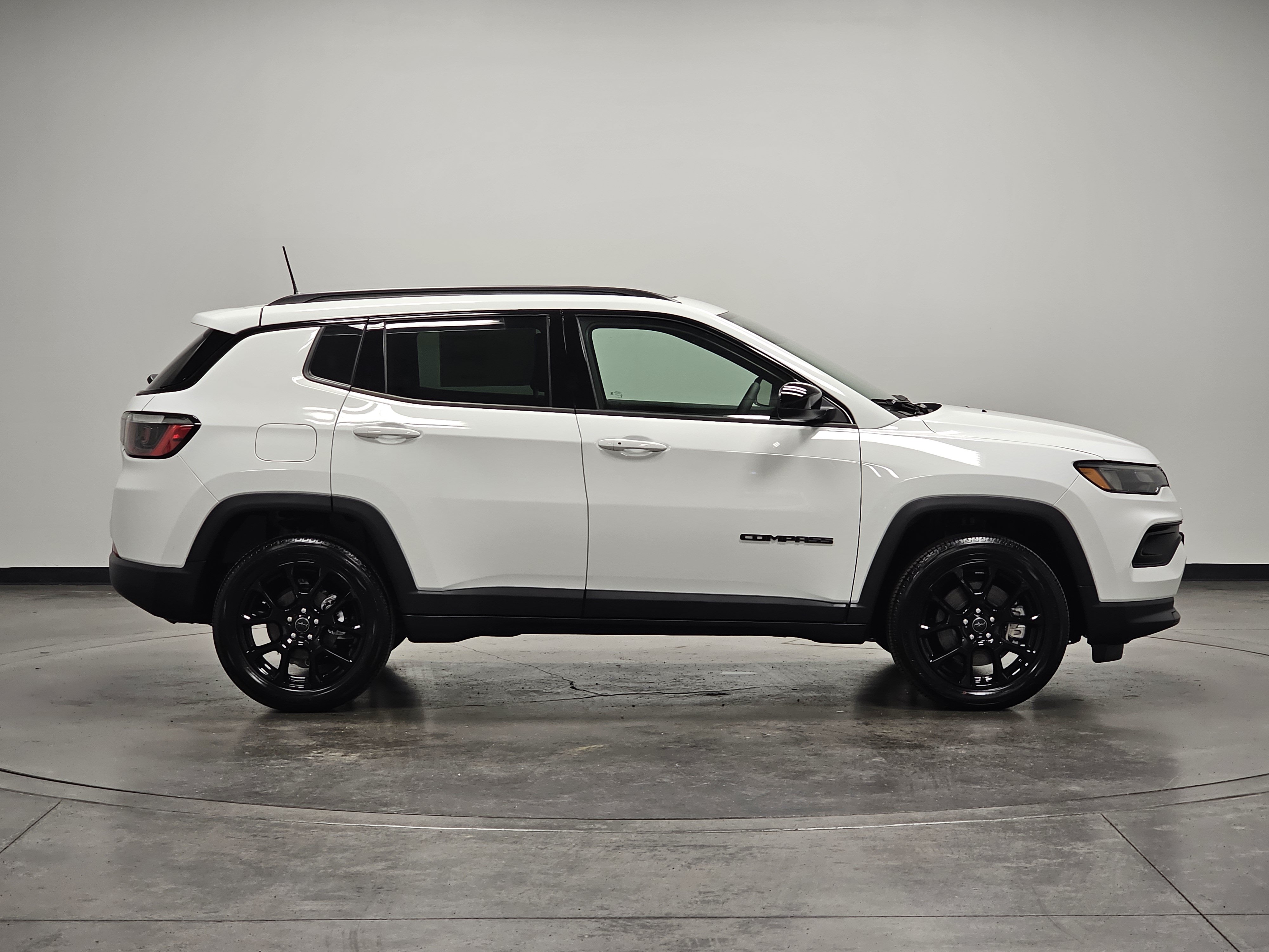New 2025 Jeep Compass Latitude w/ Sun & Sound Group AWD/4WD image 9