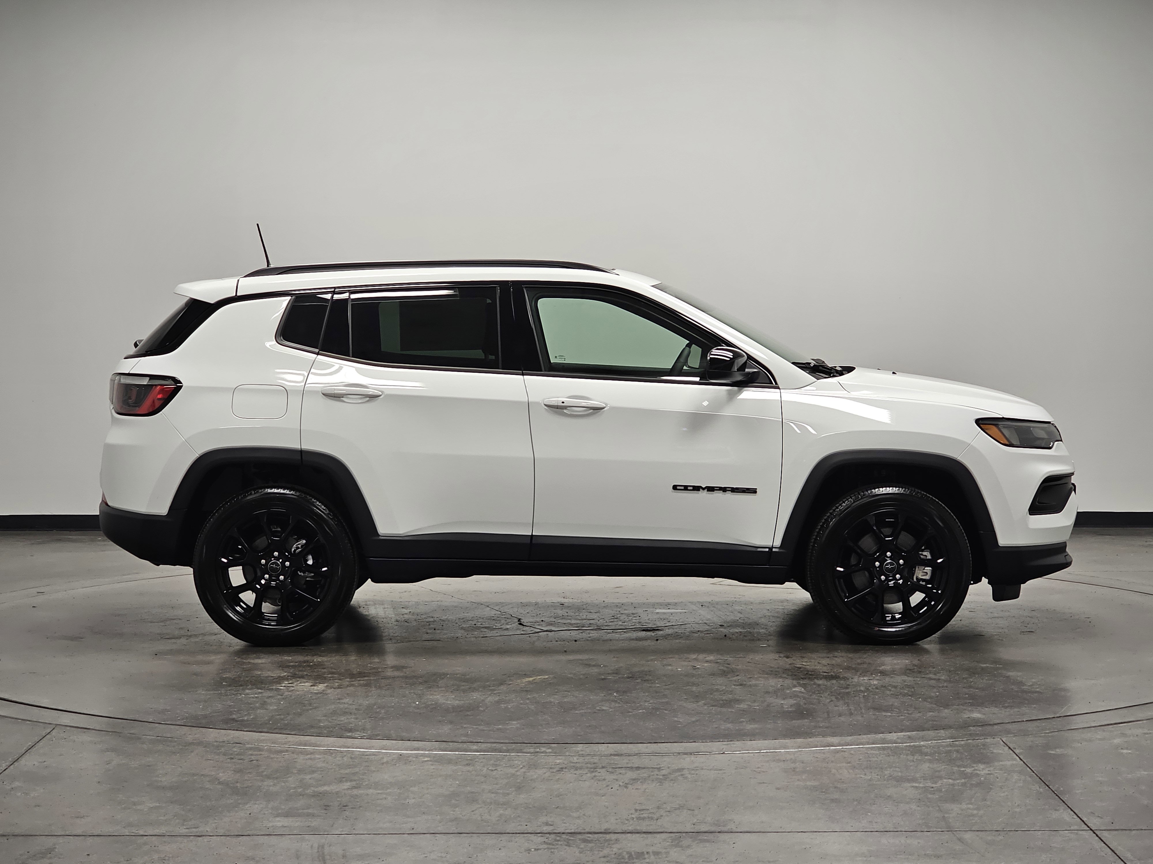 New 2025 Jeep Compass Latitude w/ Sun & Sound Group image 9