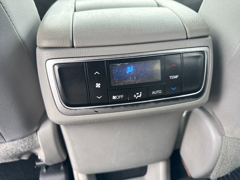 Used 2019 Toyota Highlander LE AWD/4WD image 34
