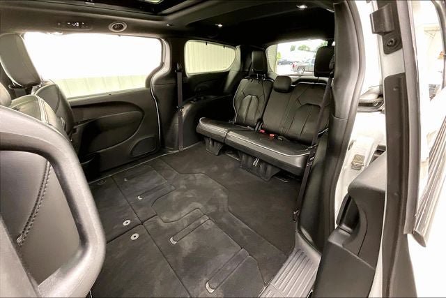 Used 2025 Chrysler Pacifica Limited FWD image 20