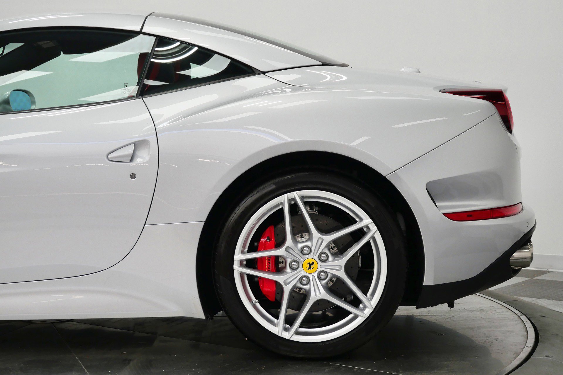 Used 2017 Ferrari California T RWD image 51