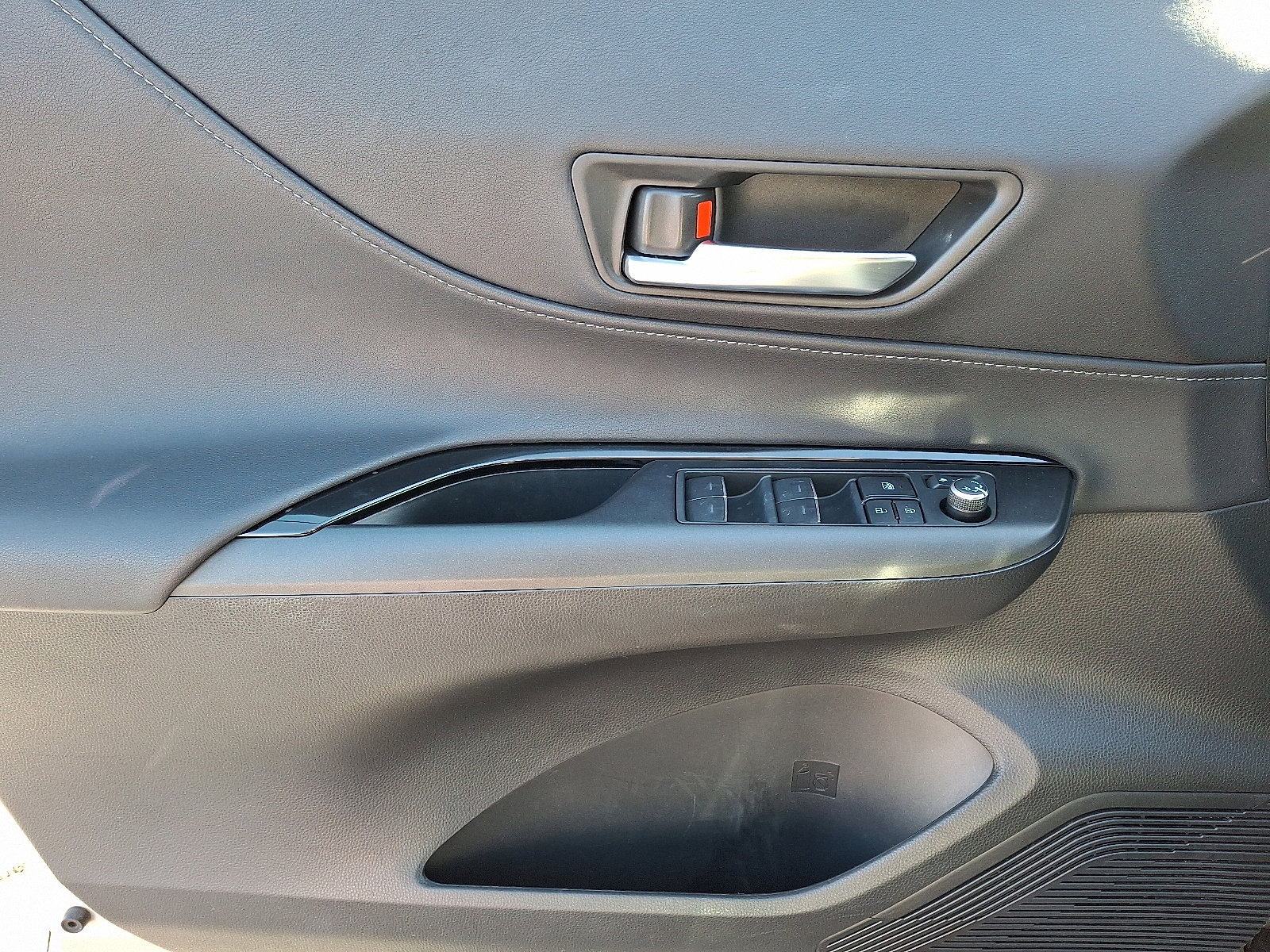 Certified 2023 Toyota Venza LE image 12