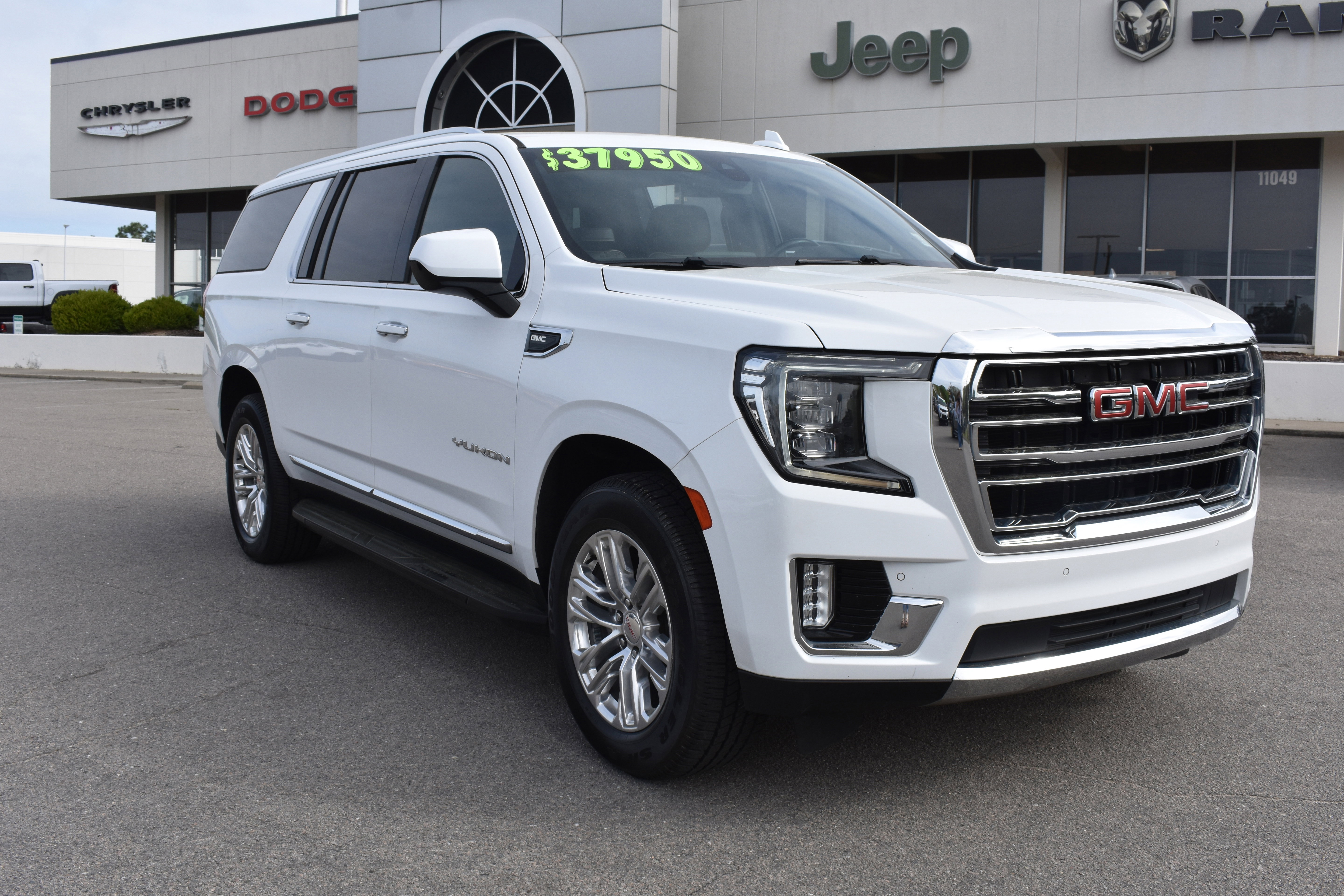 Used 2021 GMC Yukon XL SLT image 3