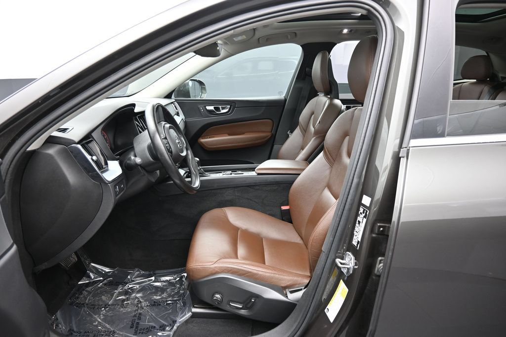 Used 2018 Volvo XC60 T5 Momentum w/ Vision Package AWD/4WD image 22