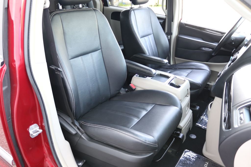 Used 2014 Chrysler Town & Country Touring FWD image 8