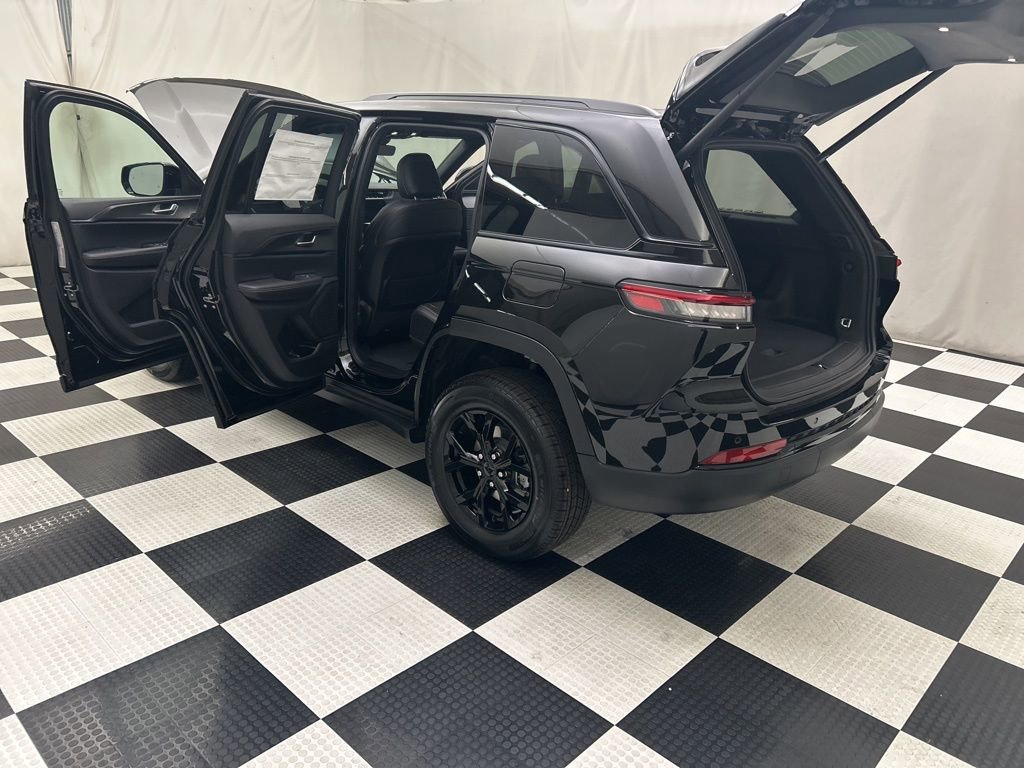 New 2025 Jeep Grand Cherokee Altitude image 19