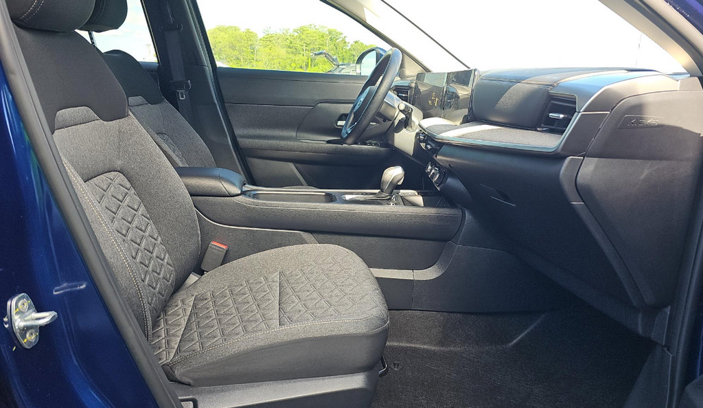 Used 2025 Nissan Kicks SV FWD image 9