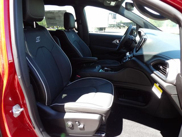New 2026 Chrysler Pacifica Limited w/ Uconnect Theater Family Group AWD/4WD image 15