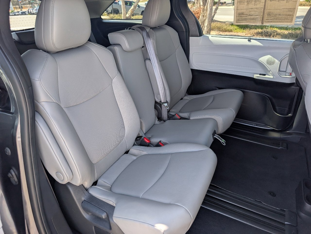 Used 2025 Toyota Sienna XLE image 5