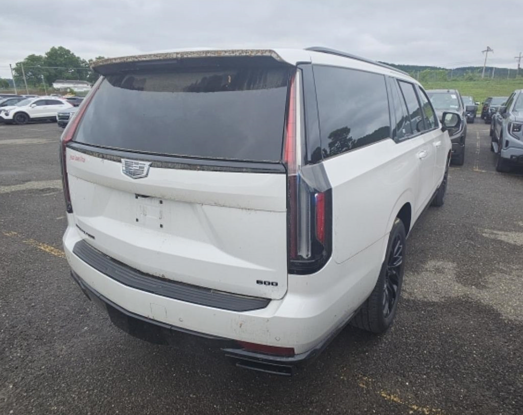 Used 2023 Cadillac Escalade ESV Sport Platinum w/ LPO, ONYX Package AWD/4WD image 4