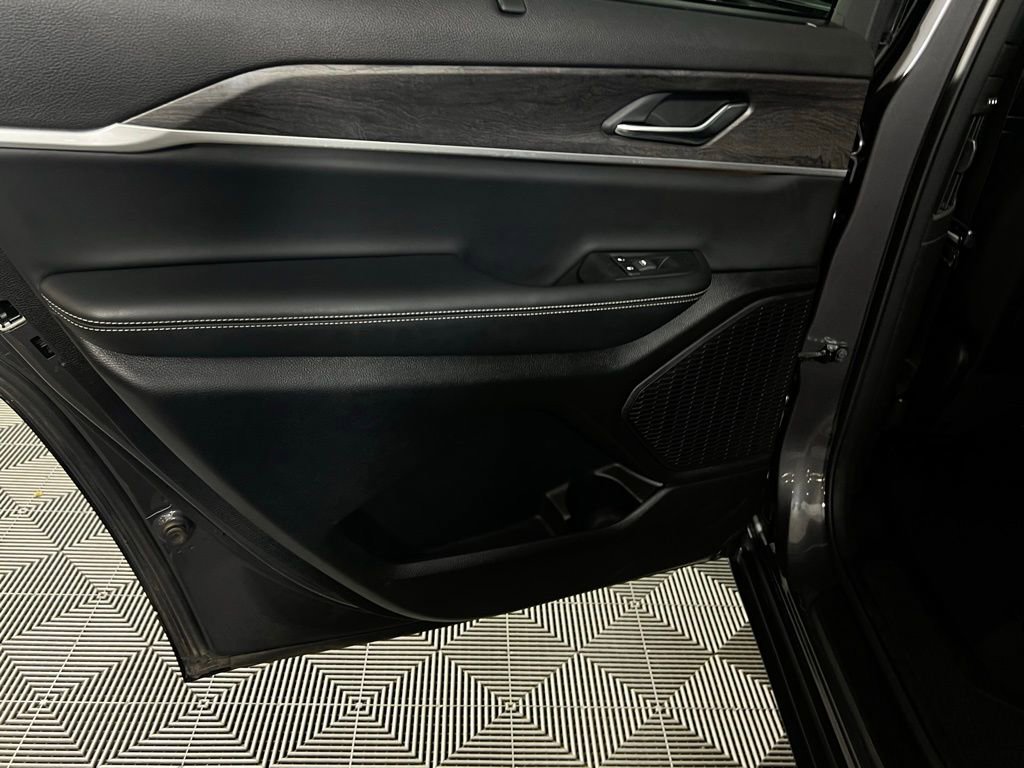 Used 2024 Jeep Grand Cherokee L Limited w/ Luxury Tech Group II image 30