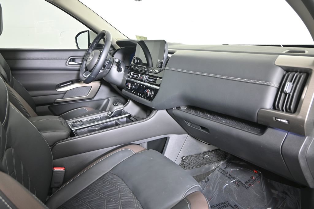 Used 2024 Nissan Pathfinder Platinum w/ Black Appearance Package AWD/4WD image 15