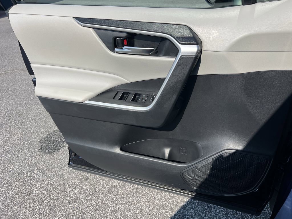 Used 2022 Toyota RAV4 XLE Premium image 28