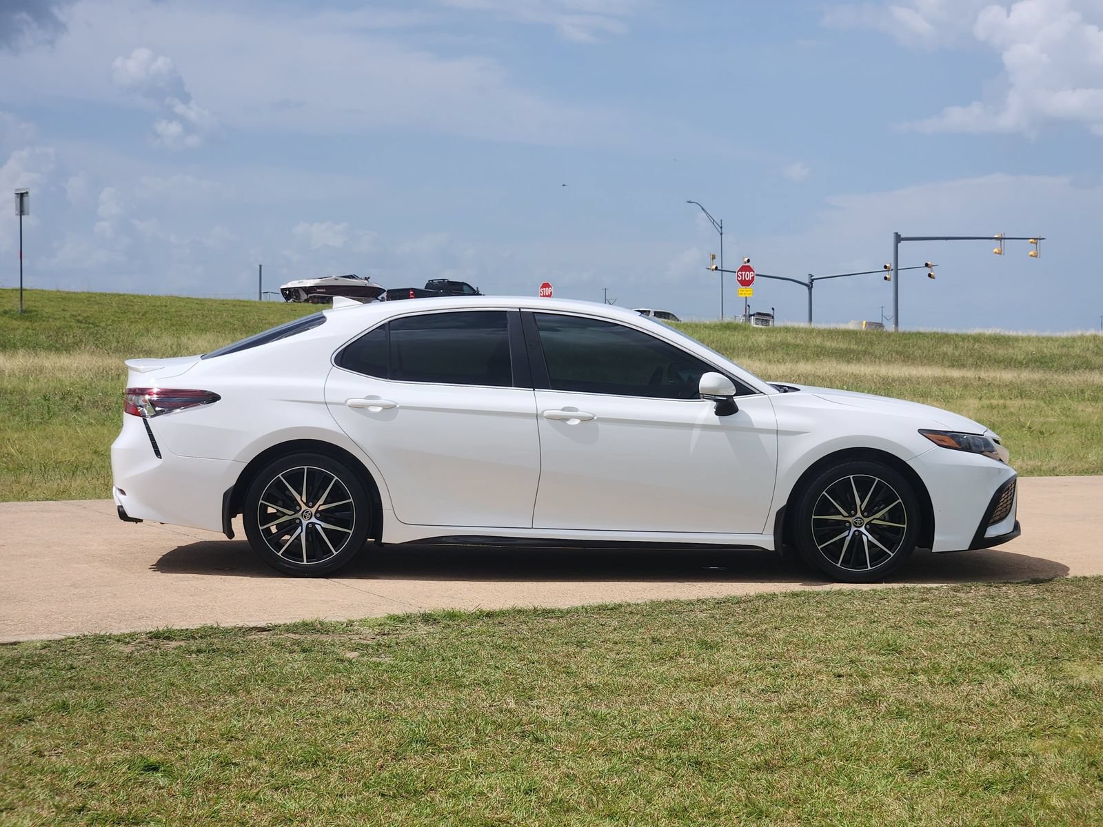 Used 2023 Toyota Camry SE w/ Convenience Package FWD image 7