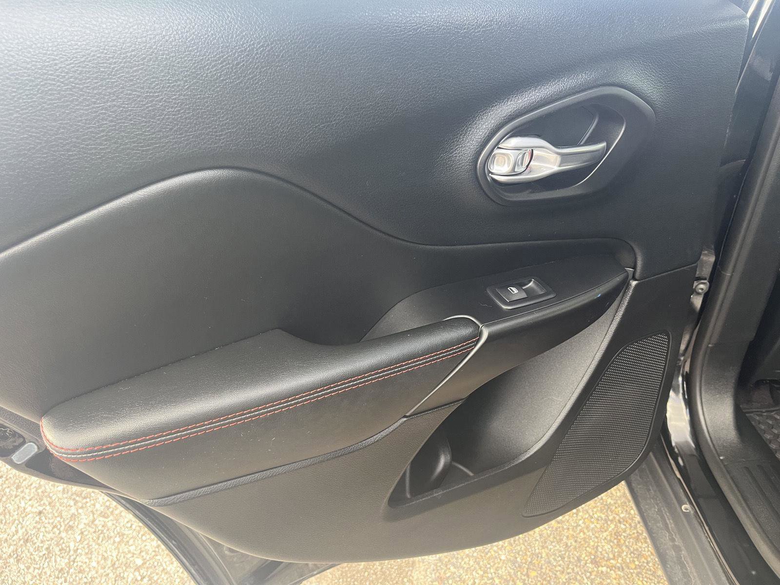 Used 2019 Jeep Cherokee Trailhawk image 30