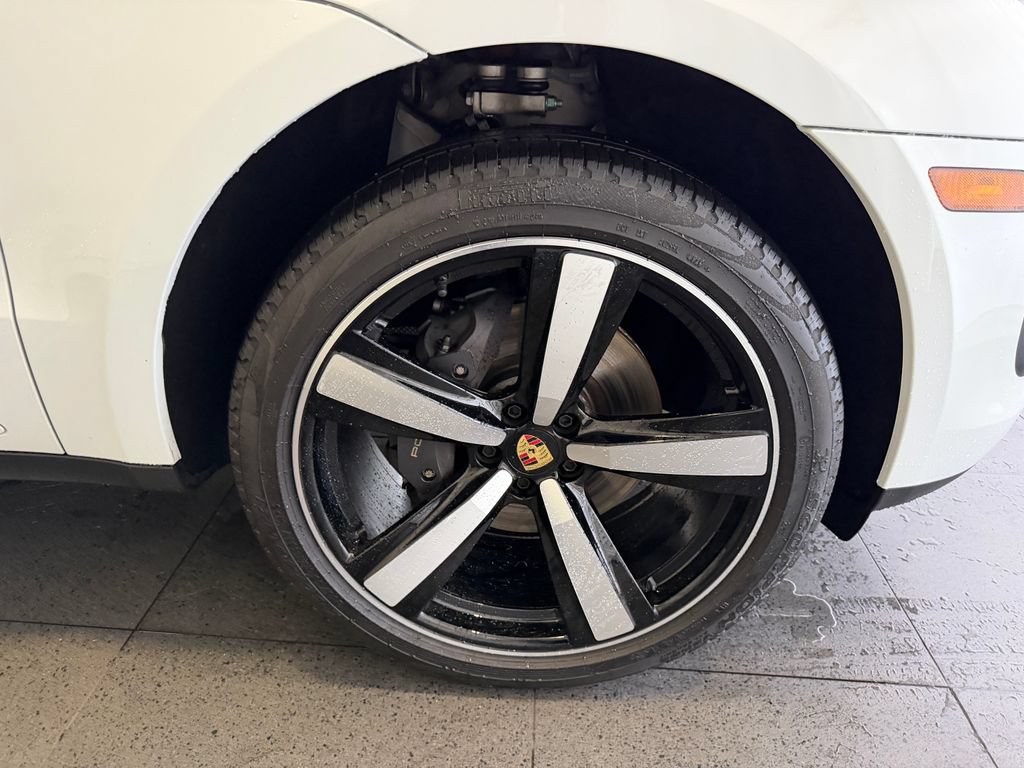 Certified 2025 Porsche Macan AWD/4WD image 12