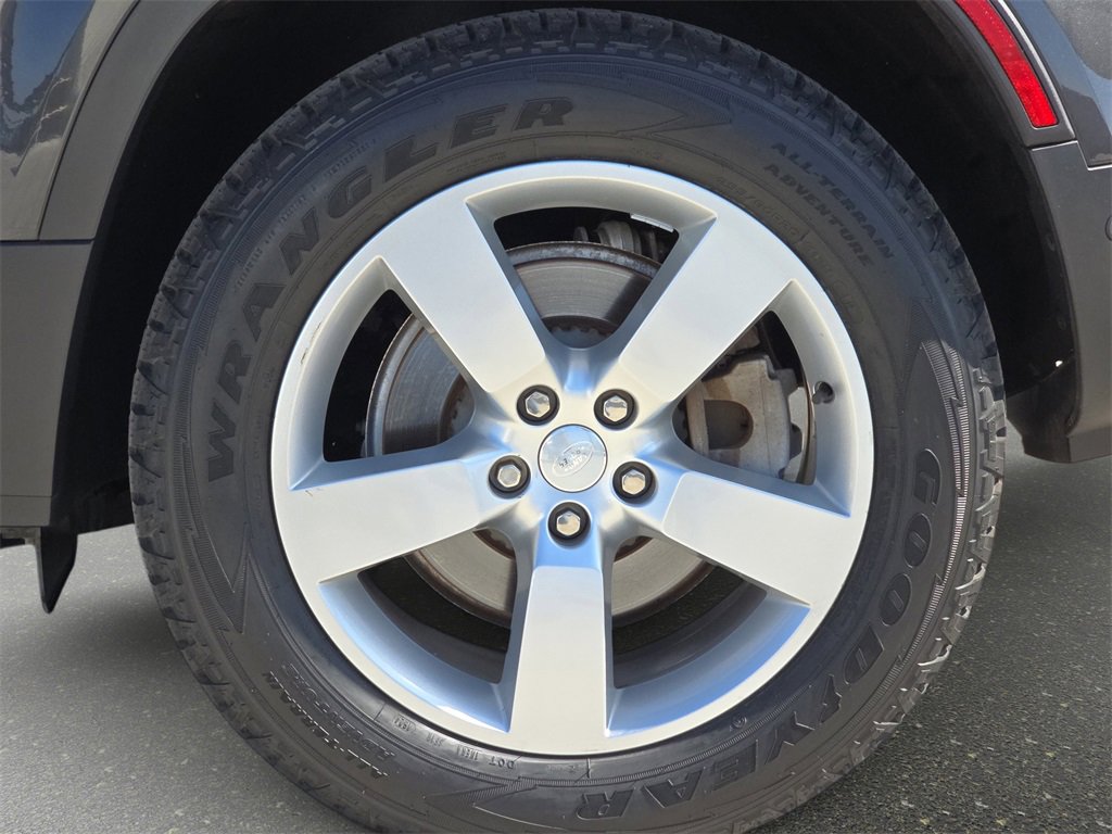 Used 2023 Land Rover Defender 130 First Edition image 35