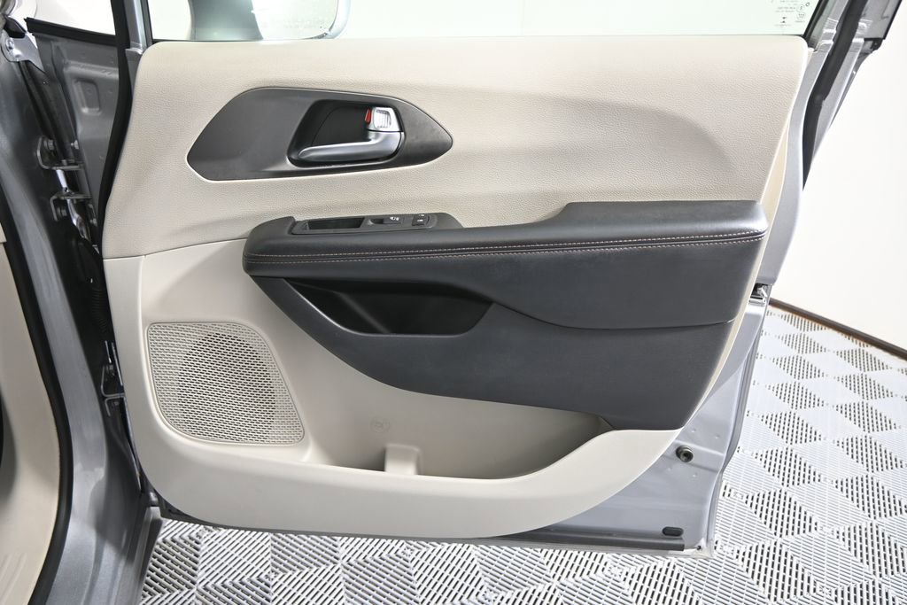 Used 2020 Chrysler Pacifica Touring-L image 12