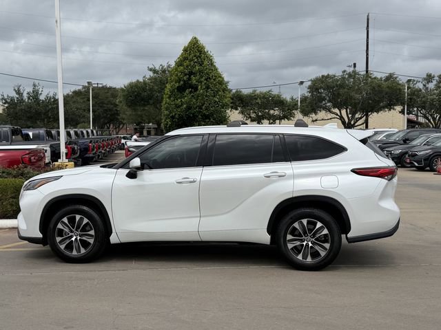 Used 2022 Toyota Highlander XLE FWD image 4