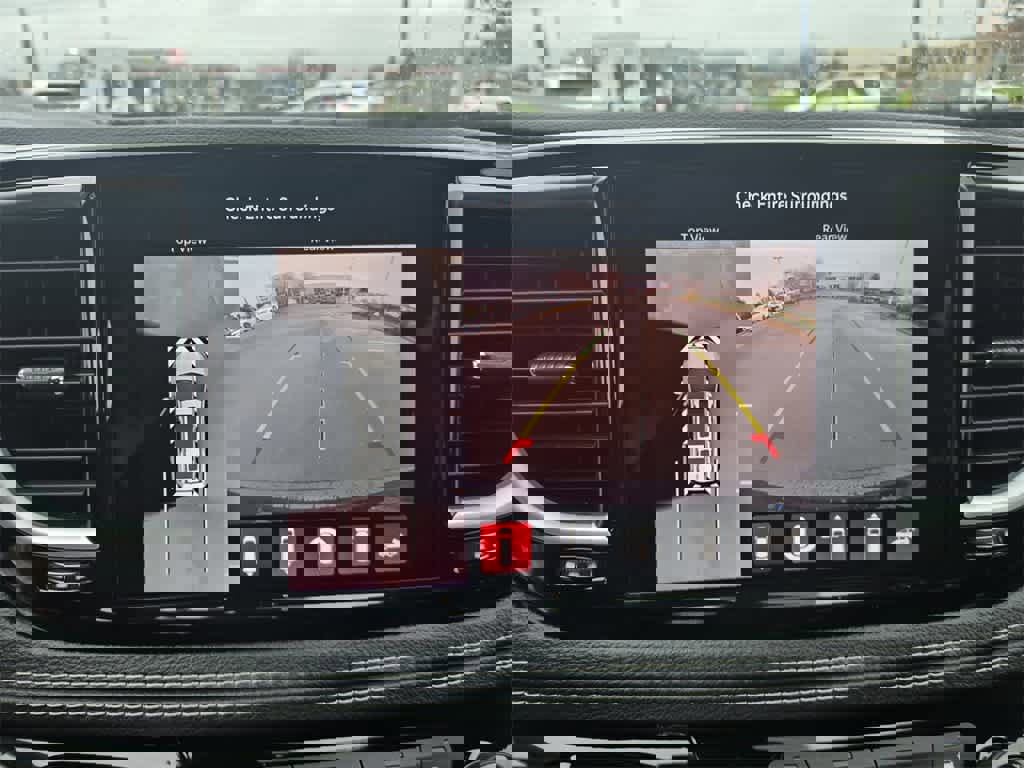 Used 2022 Chrysler Pacifica Limited w/ Uconnect Theater Family Group image 12