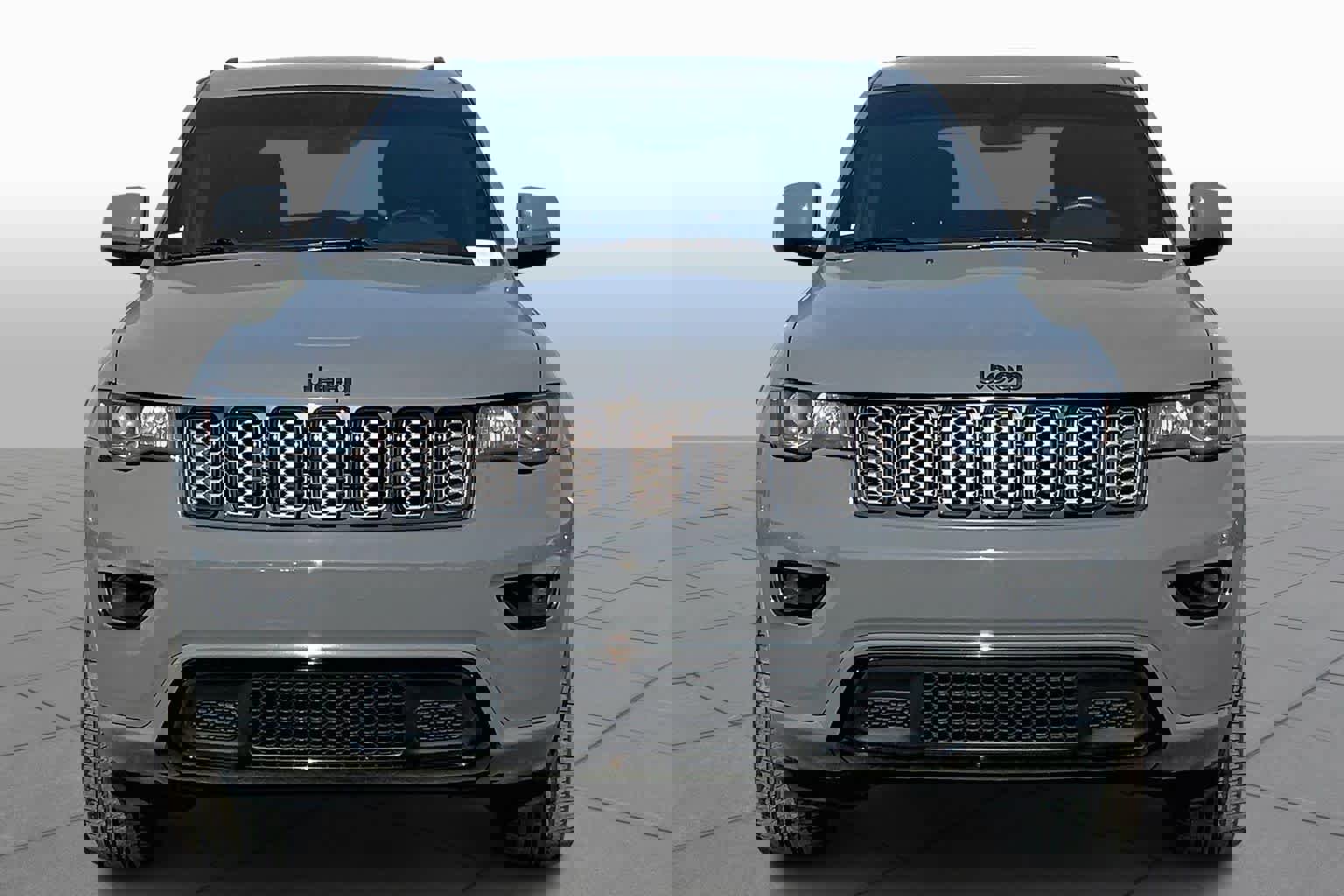 Used 2021 Jeep Grand Cherokee Laredo X image 4