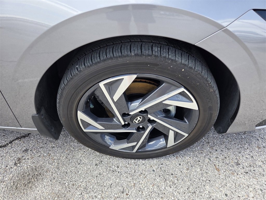 Used 2025 Hyundai Elantra SEL image 17