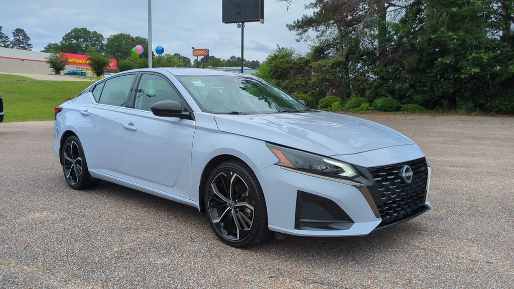 Used 2025 Nissan Altima 2.5 SR w/ SR Premium Package FWD image 3