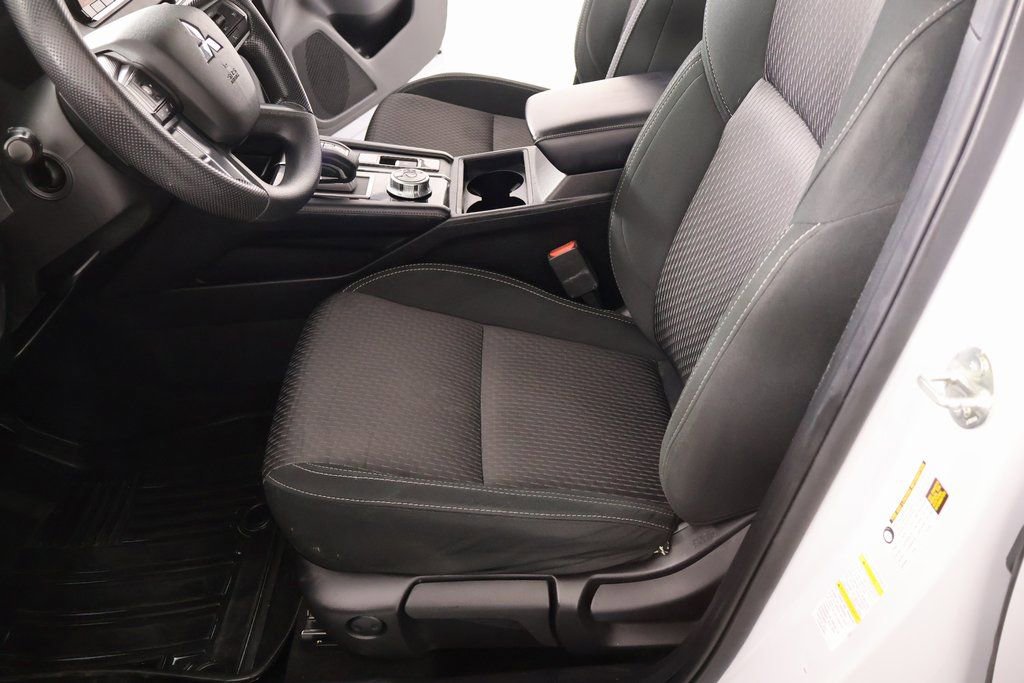 Used 2023 Mitsubishi Outlander ES image 10