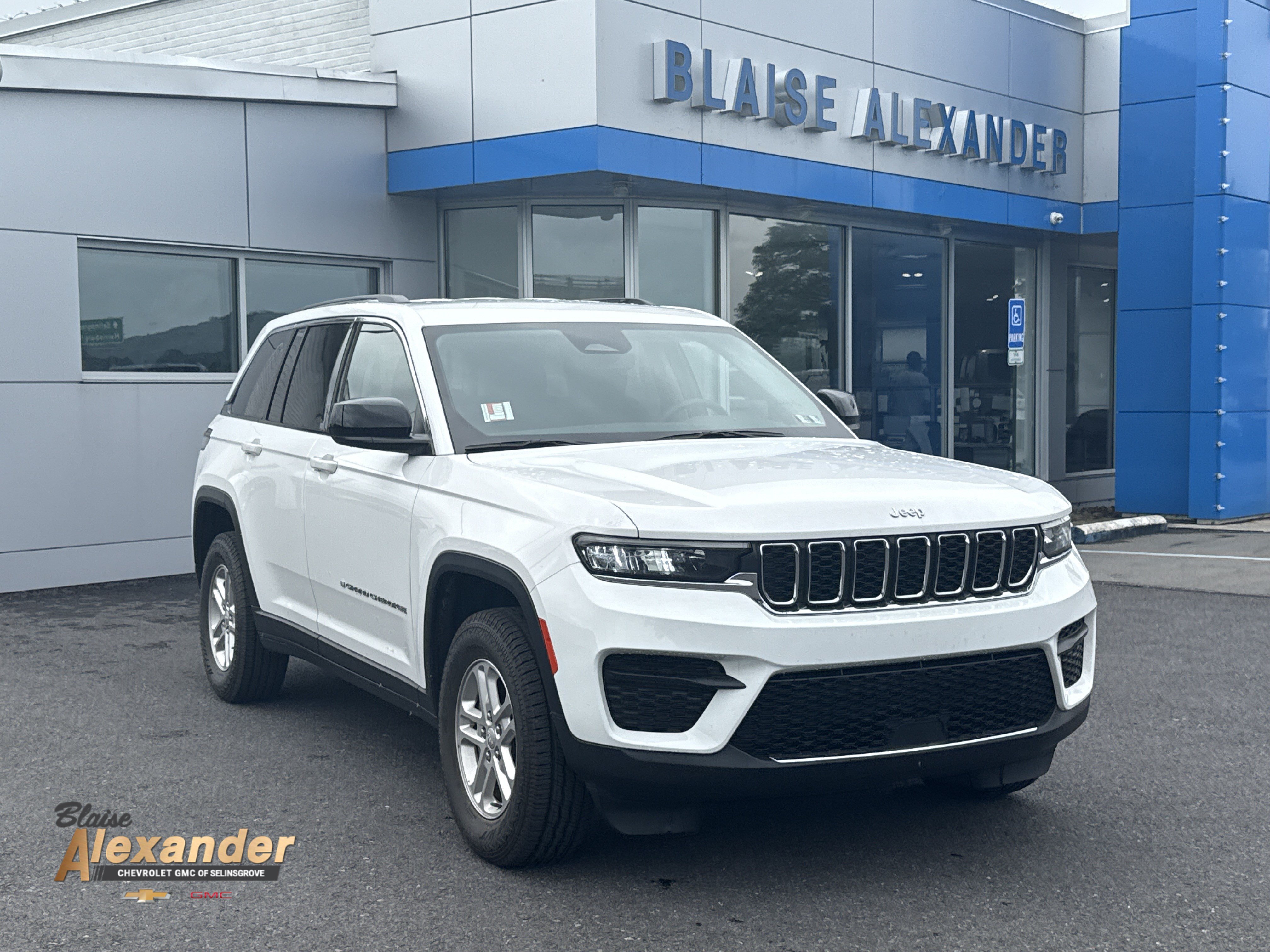 Used 2023 Jeep Grand Cherokee Laredo w/ Luxury Tech Group I AWD/4WD video 1