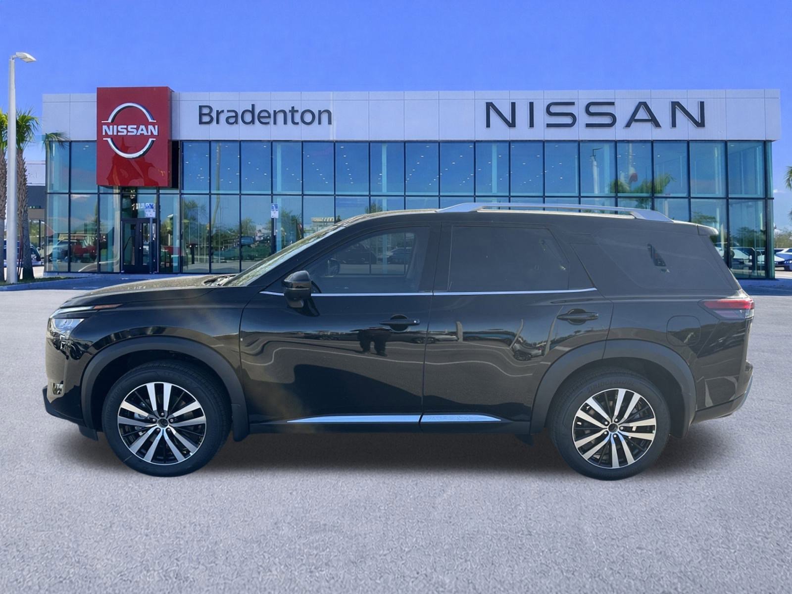 New 2025 Nissan Pathfinder Platinum w/ Lighting Package (N92) image 3