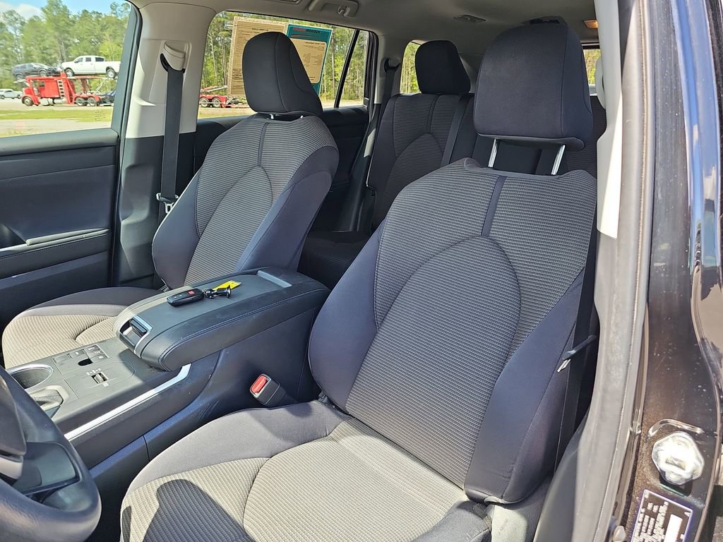 Used 2023 Toyota Highlander L image 19