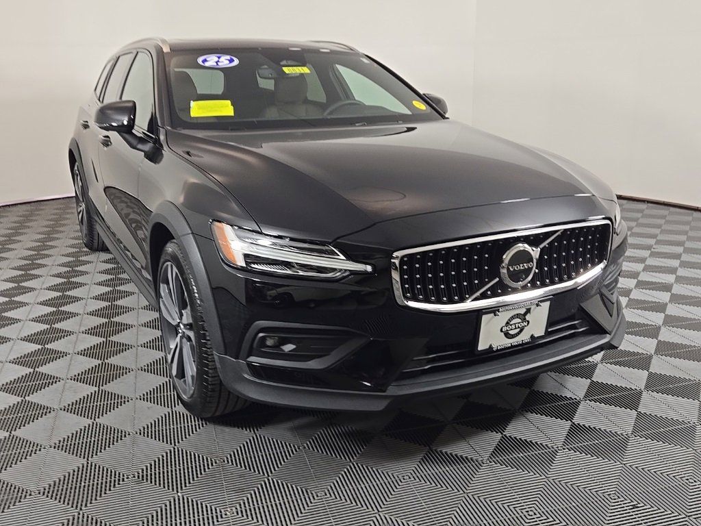 Certified 2025 Volvo V60 B5 Cross Country Plus image 2