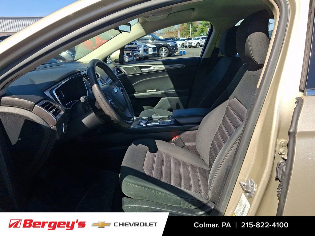 Used 2017 Ford Fusion SE w/ Fusion SE Technology Package FWD image 15