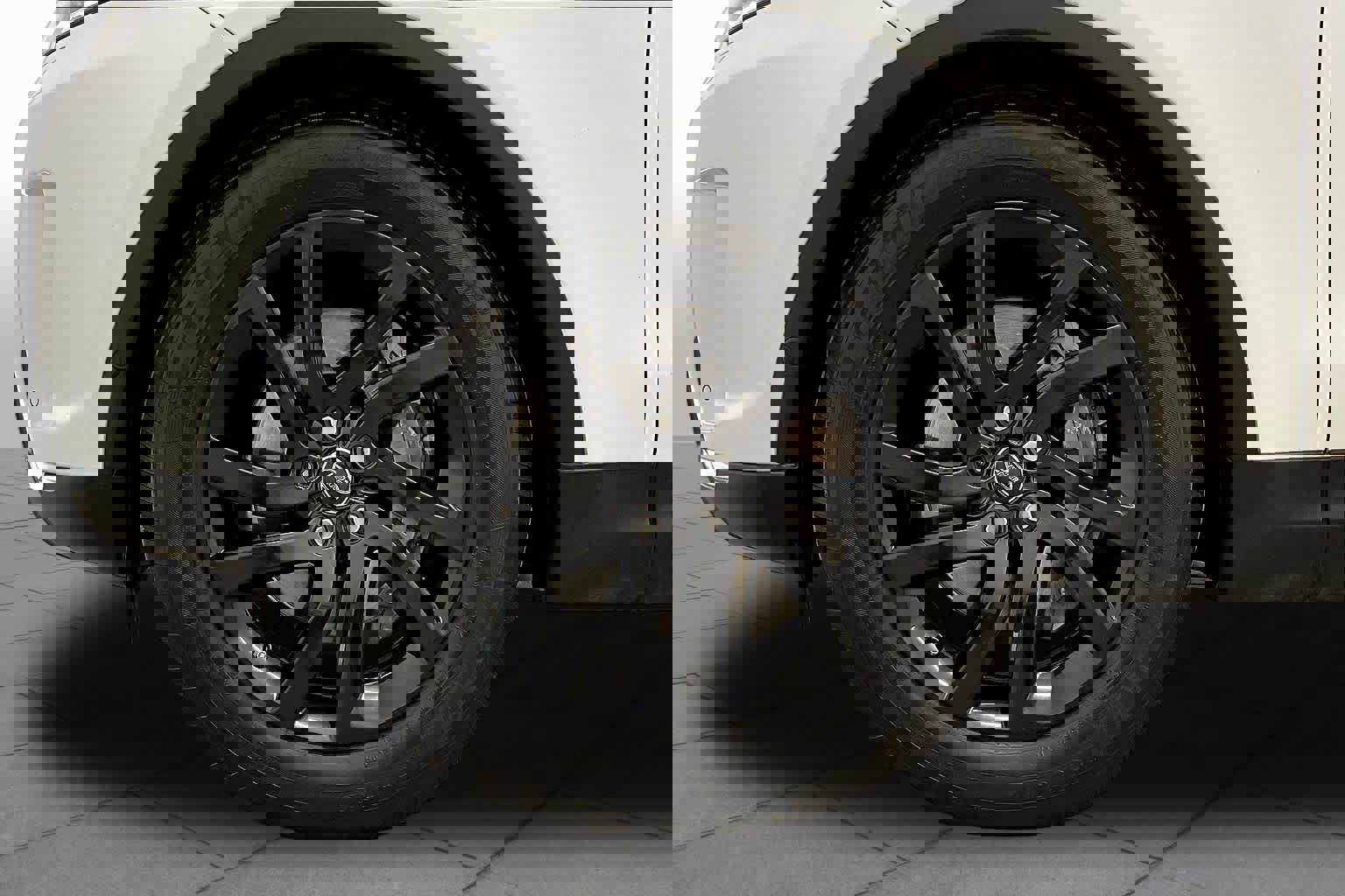 Used 2020 Land Rover Discovery HSE image 11