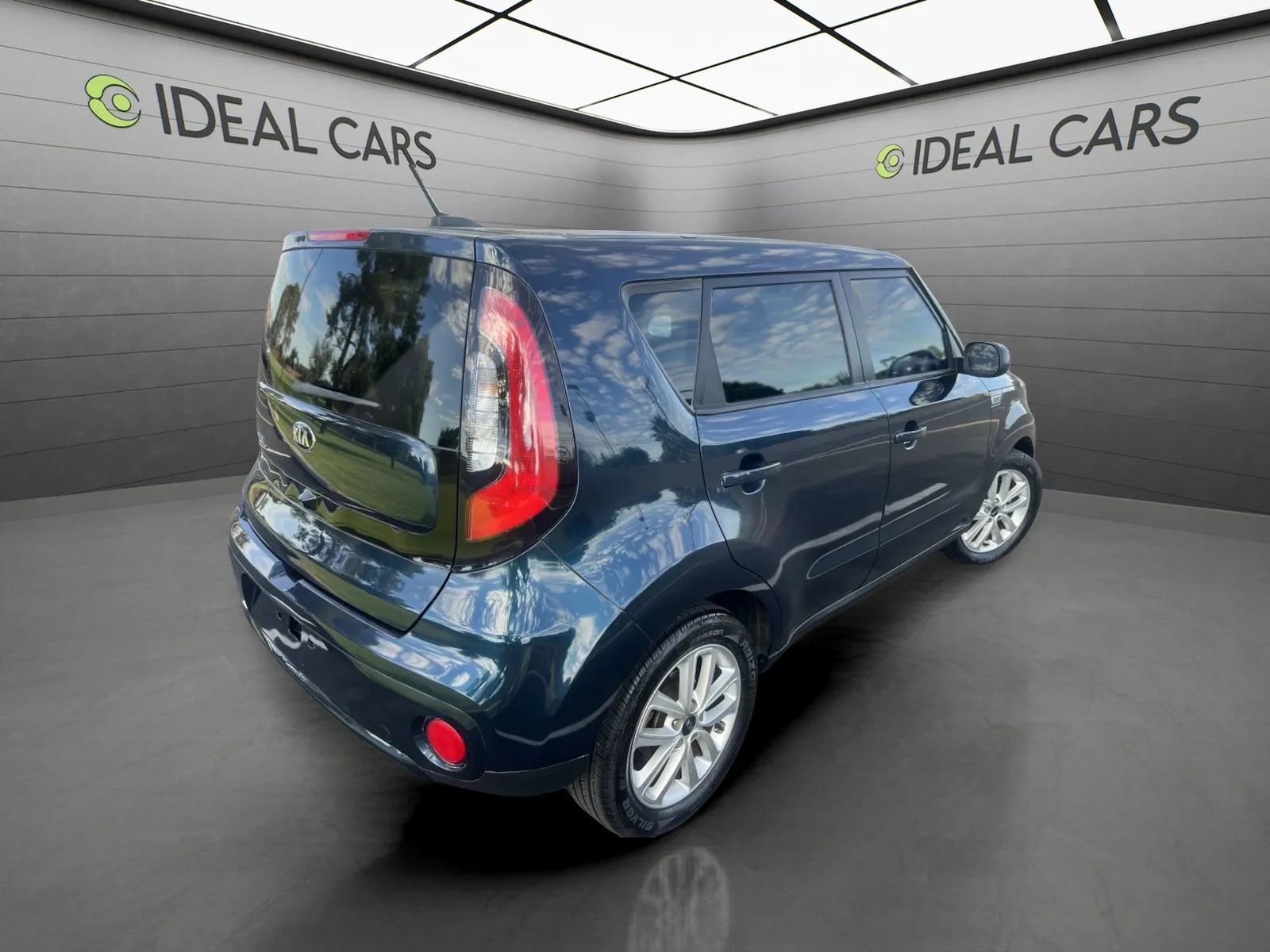 Used 2017 Kia Soul + FWD image 4