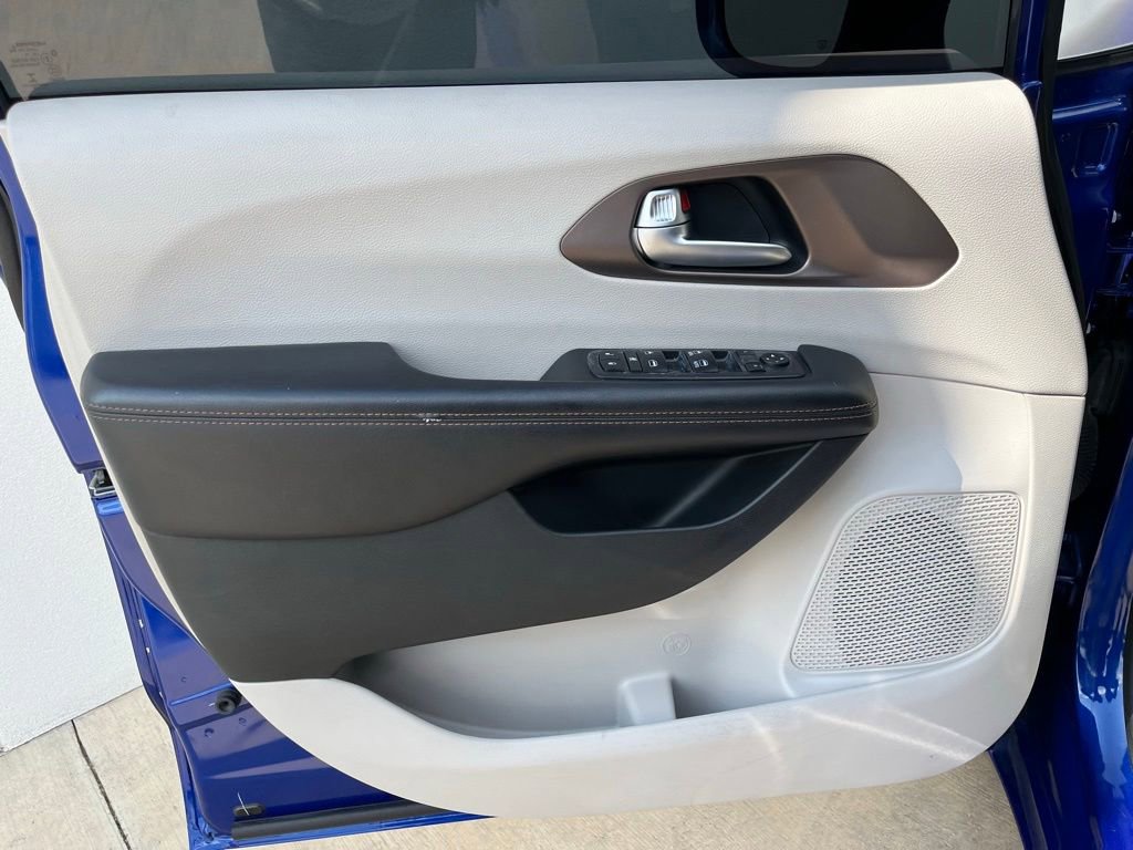 Used 2018 Chrysler Pacifica Touring Plus FWD image 13