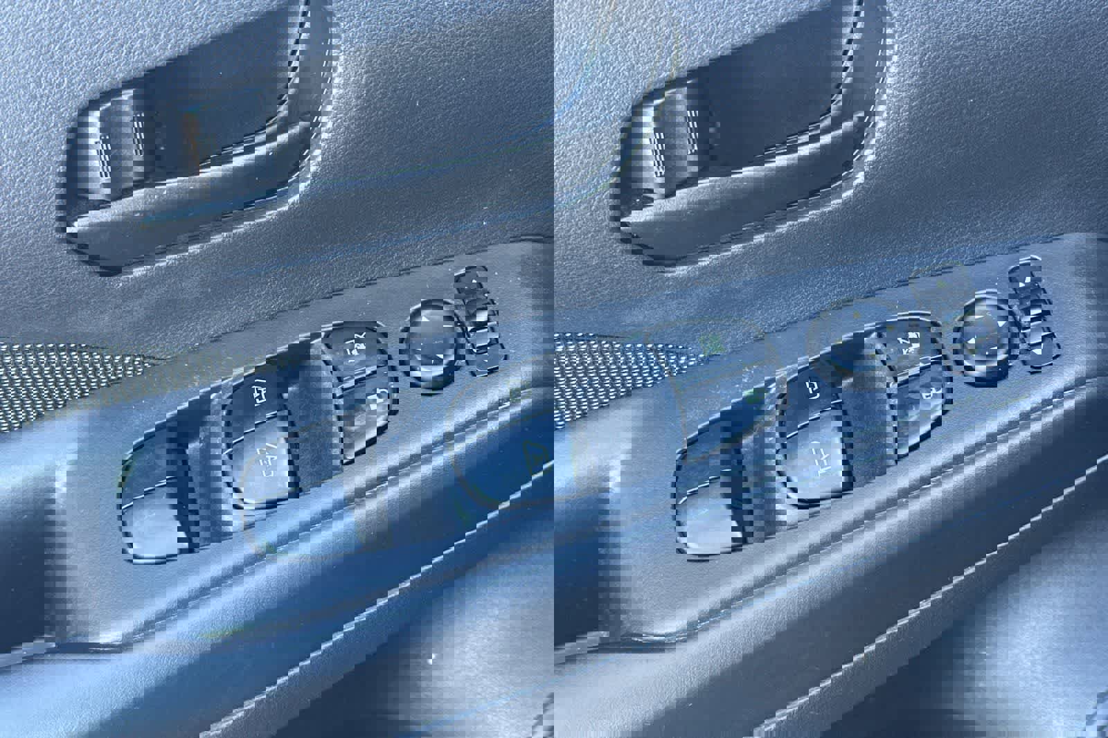 Used 2018 Nissan Kicks S FWD image 13