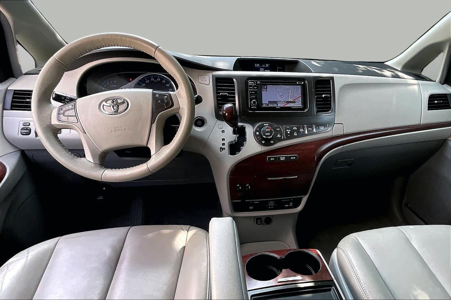 Used 2014 Toyota Sienna XLE w/ Entertainment Package FWD image 15
