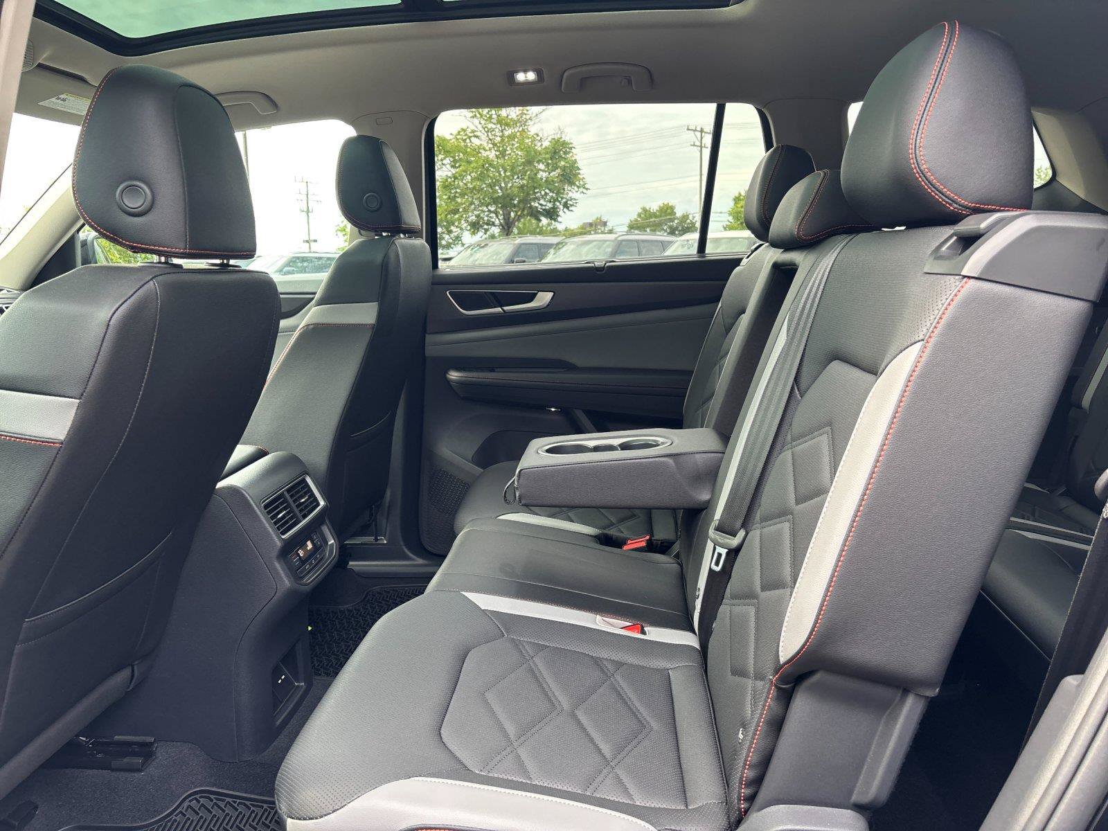 Used 2025 Volkswagen Atlas Peak Edition SE AWD/4WD image 32