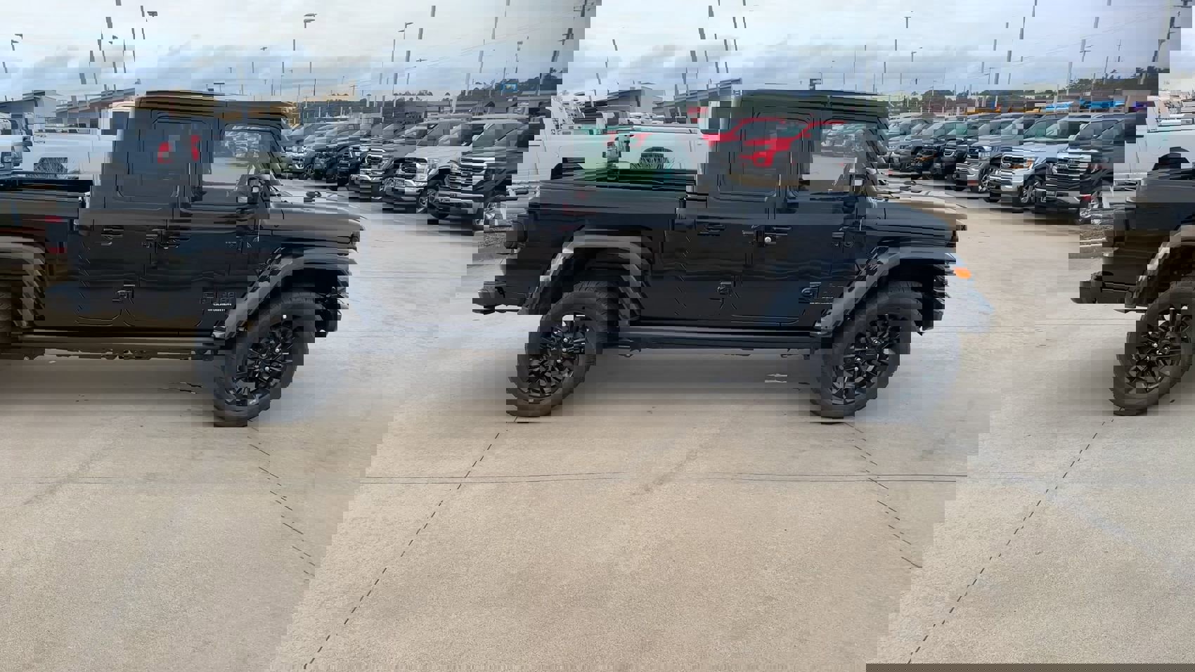 Used 2023 Jeep Gladiator Overland image 2