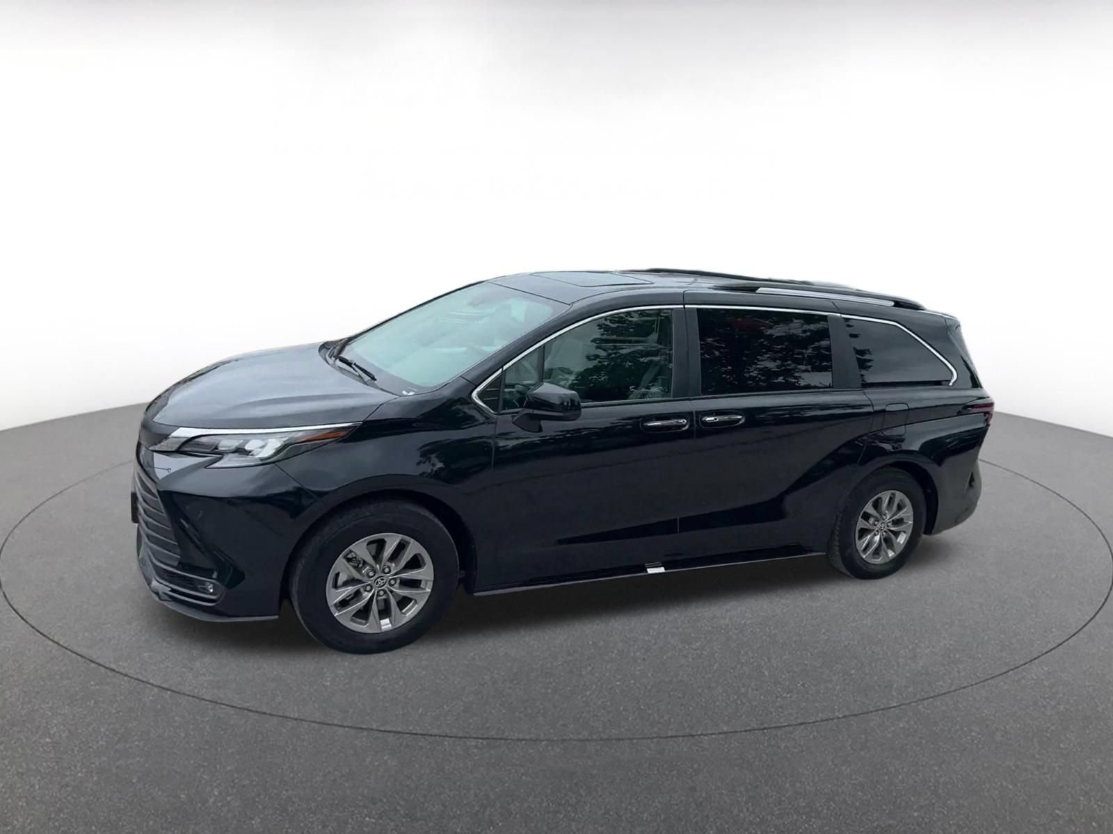 Used 2025 Toyota Sienna XLE FWD image 7