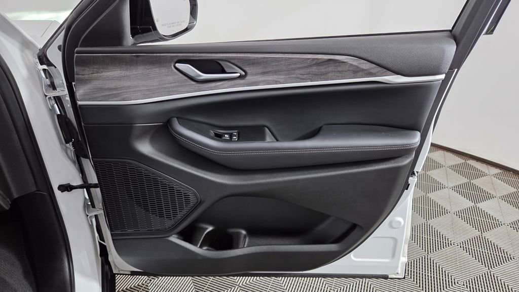 Used 2023 Jeep Grand Cherokee Limited w/ Luxury Tech Group II image 37