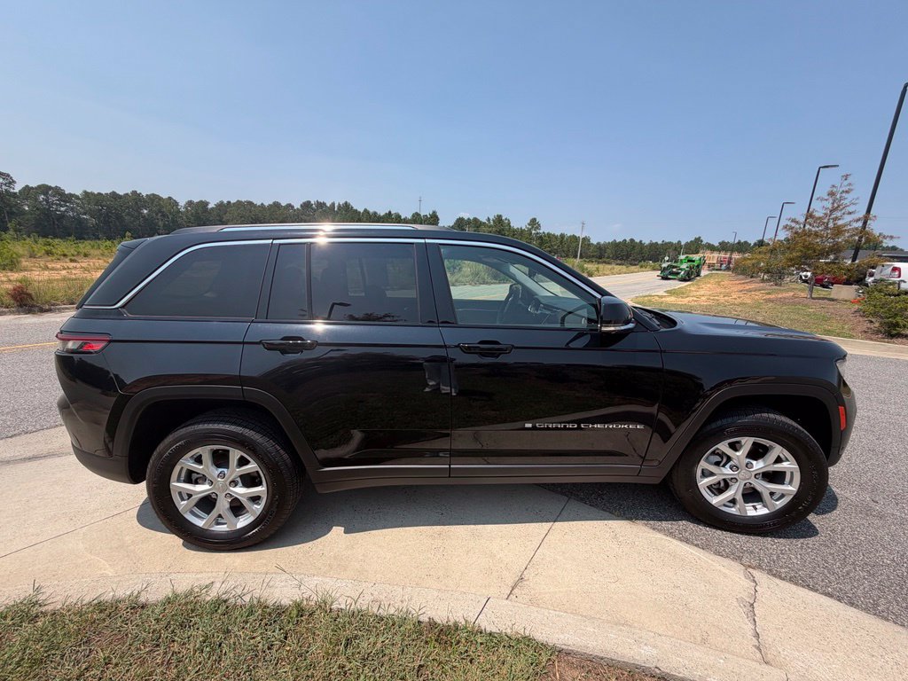 Used 2023 Jeep Grand Cherokee Limited w/ Luxury Tech Group II AWD/4WD image 21