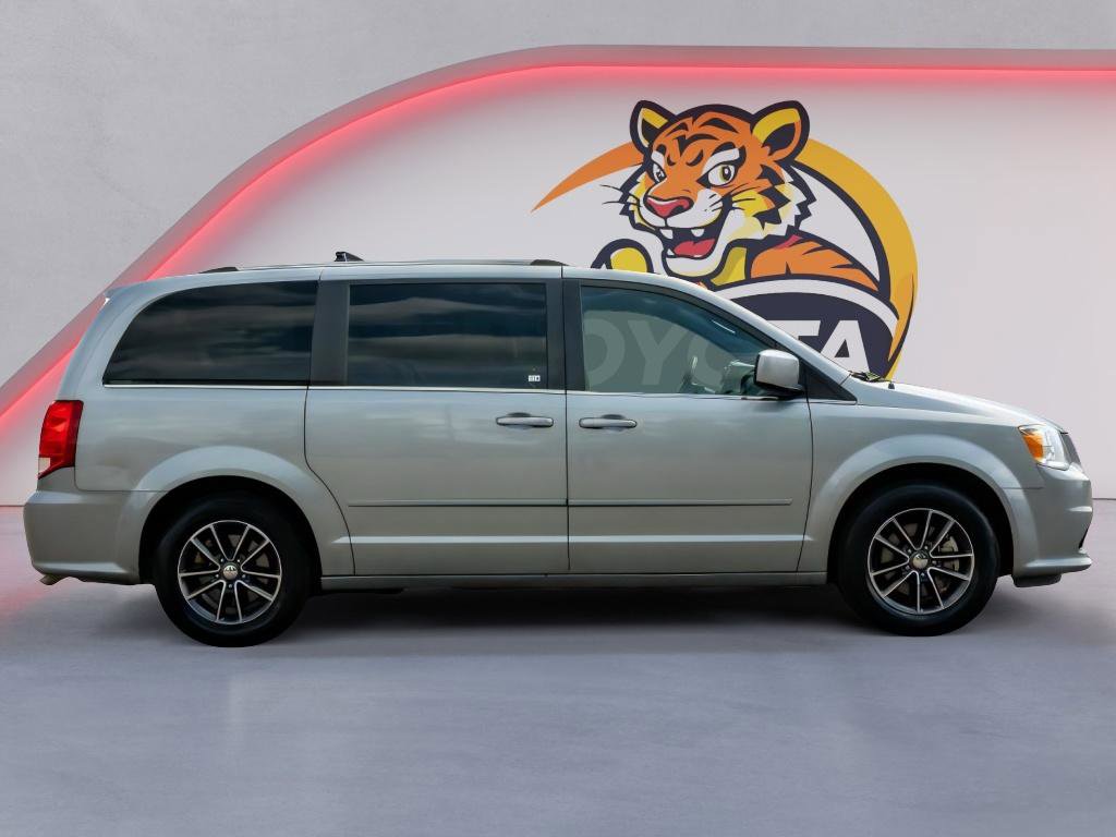 Used 2017 Dodge Grand Caravan SXT FWD image 4