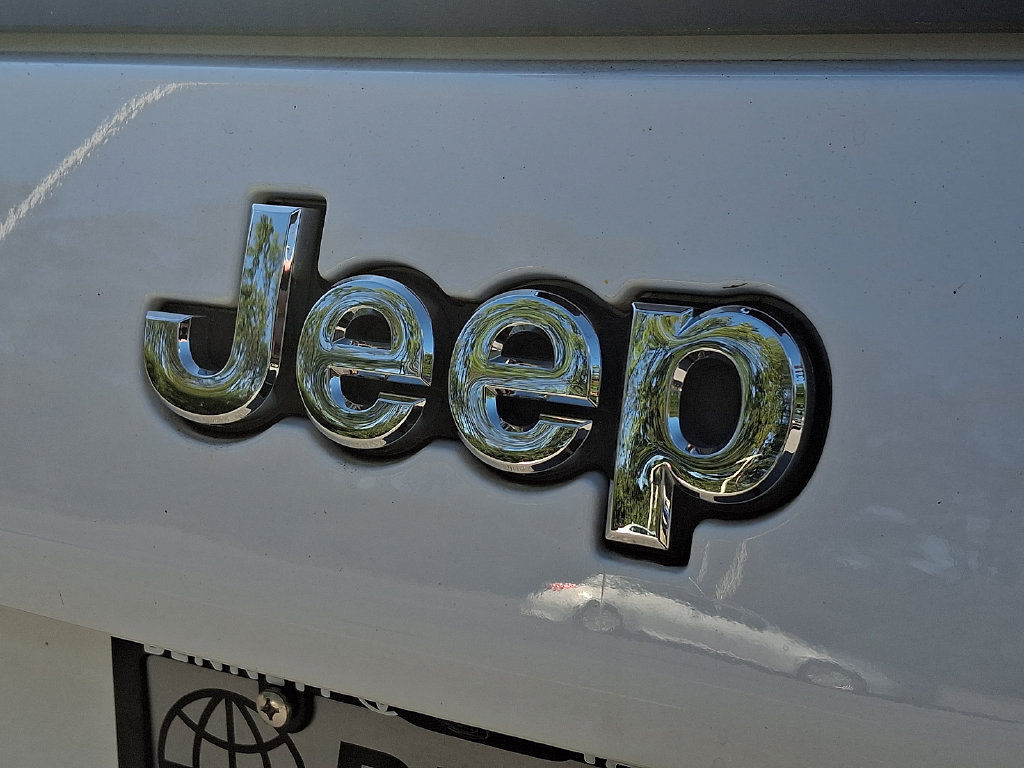 Used 2020 Jeep Cherokee Latitude Plus w/ Cold Weather Group AWD/4WD image 31