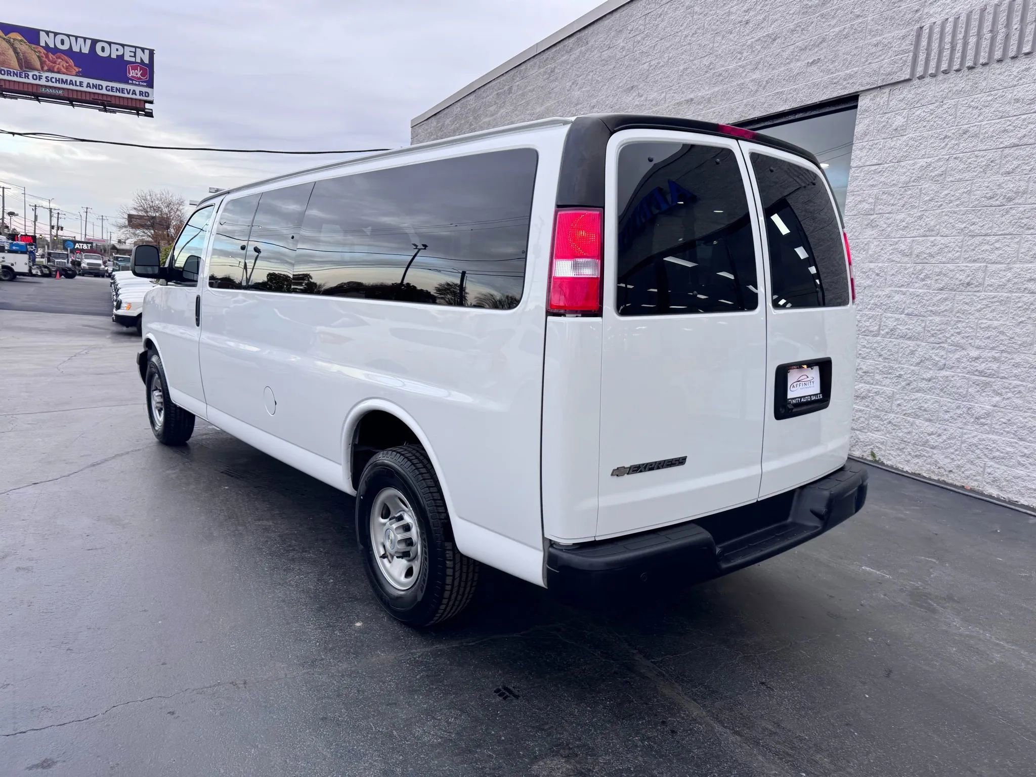 Used 2022 Chevrolet Express 3500 LS RWD image 3